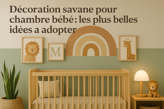 Chambre de bébé décorée sur le thème savane avec lit en bois clair, arc-en-ciel mural ocre et vert sauge, affiches lion et girafe, ambiance douce et naturelle.