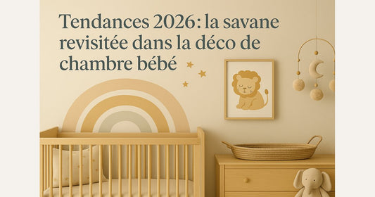 Chambre de bébé sur le thème savane décorée dans des tons doux sable et ocre, avec arc-en-ciel mural, affiche lion et ambiance naturelle tendance 2026.