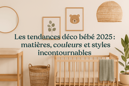 Chambre de bébé moderne et naturelle tendance 2025 avec mobilier en bois clair, rotin, linge beige et vert sauge, et affiches murales pastel.