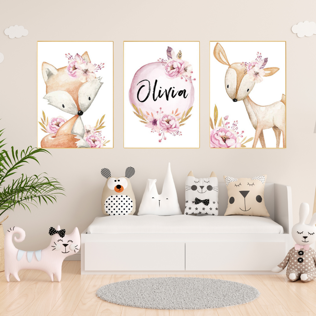 lot de 3 affiches avec cadre dans ne chambre bébé avec un renard une biche et une affiche avec le prénom Olivia