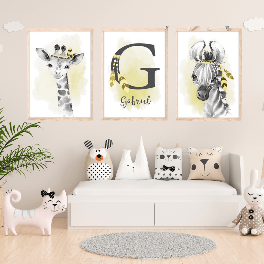 Affiche girafe chambre bébé, décoration murale personnalisée avec prénom Gabriel et animaux de la savane dans des tons beige et jaune.