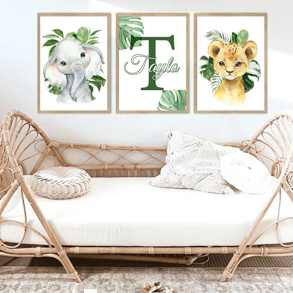 Affiche éléphant chambre bébé, décoration murale personnalisée avec prénom Taylo et animaux de la savane dans un style tropical vert et beige.